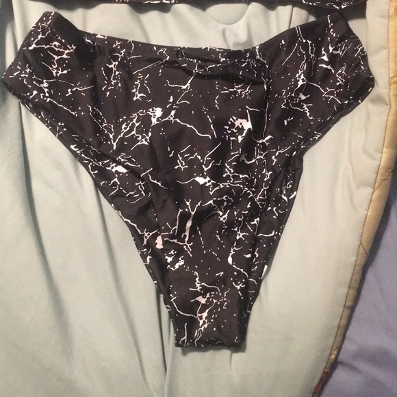 Bathing suit - Picture 2 of 4